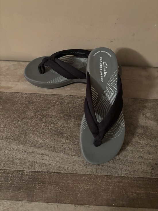 Clarks Shoes - Clarks Cloudsteppers black Flip Flop Sandals with gray footbed